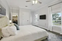 Luxury Home with Beach Views with Pool/Spa Hotels in 