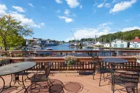 The Black Pearl: industrial condo sleeps 6, full size kitchen & scenic views!