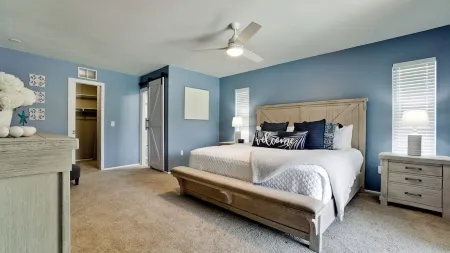 Blue Haven - 4BD/2BA/Bunkbed Room Getaway w Pool - NEAR AIRPORT!!