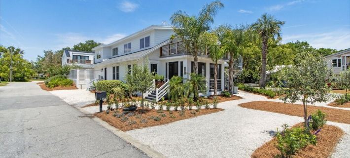 Historic Beach Cottage / Steps to Beach & Dining Hotels in Glynn County