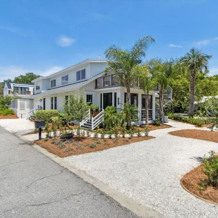 Historic Beach Cottage / Steps to Beach & Dining