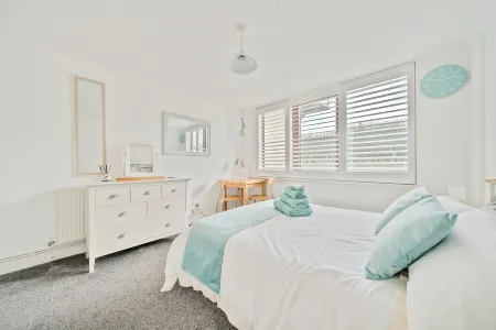 Goldeneye beachside paradise, large apartment, free parking, fast Wi-Fi