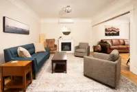 The Vintage Hideaway! Bright apartment, private yard and Starlink internet! - 4-Star