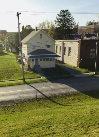 2 story house - 1 block from Clarion University / Penn West Clarion Отели в г. Кларион Каунти