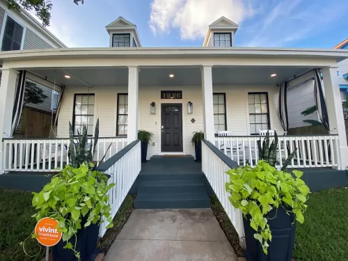 Updated Historic Home Walk to Beach- Pet Friendly!