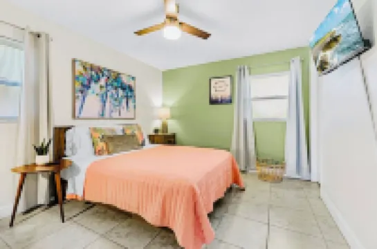 Spacious 4Br Retreat in Tampa Family & Pet-Friendly Hotels in Palm River-Clair Mel