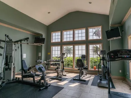 Ocean and Pool View, Beautifully furnished large, 2nd floor, 1 bedroom condo. Отели рядом с достопримечательностью «Муди Гарденс»