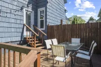 The Reddish House: 6th Ave, UPS, UW, Ruston