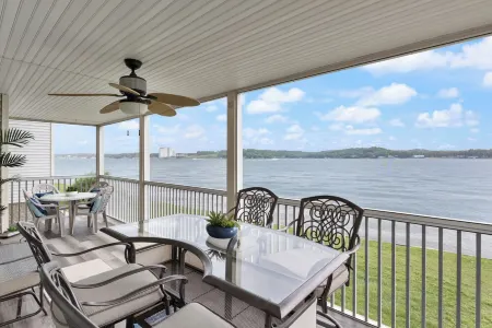 Beautiful Lakefront Condo - 2 Master Suites and Queen Sofa Bed