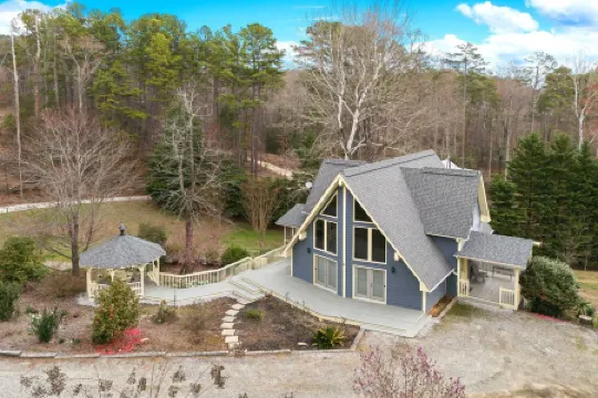 Lake Jocassee retreat on two acres!! New hot tub, Devil’s Fork State Park