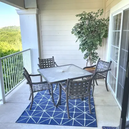 Gorgeous and Large Condo, Elevator, Pool, Ozark Views! Close to Branson strip!
