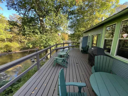 Cozy Cottage overlooking beautiful Loyalhanna Creek in Historic Ligonier!