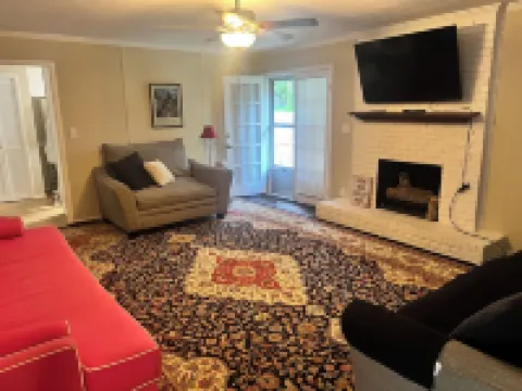 House of Prayer, 3-bedroom house with a picnic backyard. Hotels in Anniston