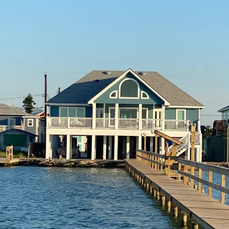 Sunset Cove-4 BR, 2 1/2 BA Waterfront Home. Sleeps 12-Private pier!