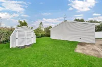 Charming 2-bedroom apartment near airport  in peaceful Cheektowaga