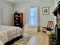 Immaculate Cottage in the Historic District.  Quiet street, large fenced yard. Hotels in Washington