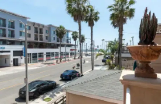 Life’s a beach…house with gorgeous ocean&pier views. A few steps to the waves.,.