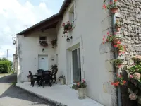 Maison sur Propriété Viticole, Avec Piscine Chauffée Hotels in Pons