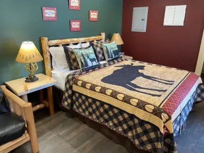 Cedar Mountain - Suite B Hotels near Grants Pass Caveman
