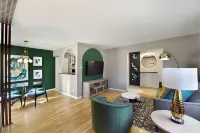 Newly Renovated, modern, cozy home -15 mins away from the airport