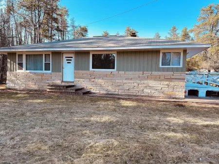 Bring your family and friends to this great place with lots of room for fun. Отели в г. Пембин