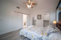 Beautiful Miami Family Lake House OR in Tranquil Community 3 Beds/2Bath 6 Guests