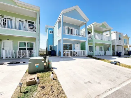 Beautiful And Cozy Bayfront Getaway at Port Isabel Отели в г. Порт Исабел