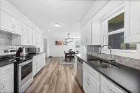 Stylish Rancher in Quiet, Tree Lined Neighborhood. Hotels in Joplin