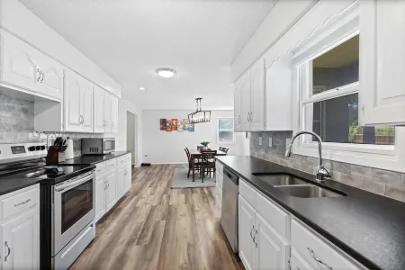 Stylish Rancher in Quiet, Tree Lined Neighborhood. Отели в г. Джоплин