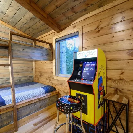Luxury Cabin with Rustic Charm and Modern Amenities in Broken Bow, Oklahoma.
