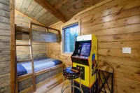 Luxury Cabin with Rustic Charm and Modern Amenities in Broken Bow, Oklahoma.