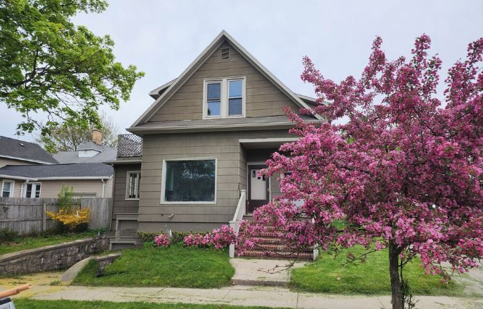 Great 3-bedroom House close to town and beaches, in Manistee , deck, WiFi and AC
