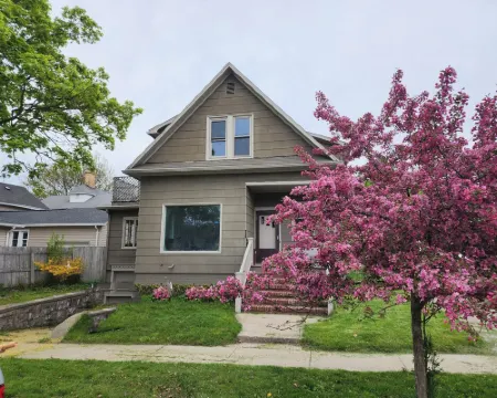 Great 3-bedroom House close to town and beaches, in Manistee , deck, WiFi and AC Hotels in Manistee