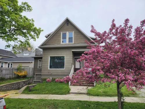 Great 3-bedroom House close to town and beaches, in Manistee , deck, WiFi and AC