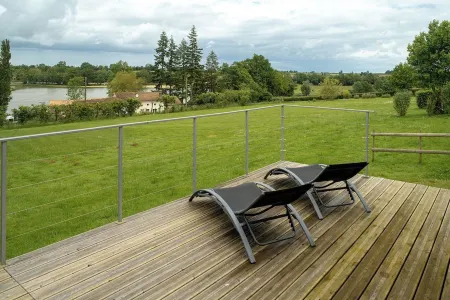 Village de Gîtes Avec Piscine/fitness. Animaux OK. Pêche et Baignade a 50m Отели в г. Дё-Севр