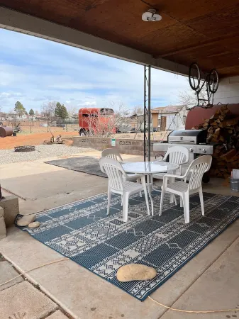 Grandma Marva’s Hideout basecamp for many National & State Parks Отели в г. Бландинг