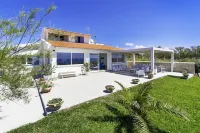 Villa Nettuno, enchanting contemporary villa, seafront , with pool