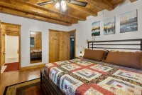 Comfy Lodge with Stunning Mountain Views