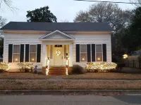 LA BELLE MAISON - Beautiful 1850 Historical home just across from Lions Park! Hotels in Jefferson