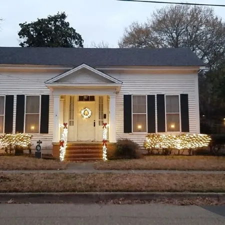 LA BELLE MAISON - Beautiful 1850 Historical home just across from Lions Park!