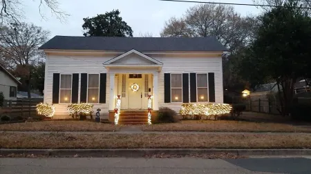 LA BELLE MAISON - Beautiful 1850 Historical home just across from Lions Park!