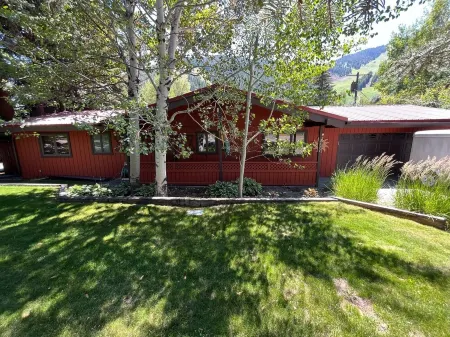 Cozy Mountain View– Walk to the Slopes - Hot Tub+Heated Driveway