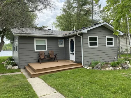 Hiawatha Creek Camp / sleeps 4-6 / ON Clam Lake/Near Torch Lake -5 min. by boat