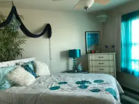 PRIVATE//QUITE /COZY / / OCEAN VIEW / COUPLES GETAWAY. WALK TO FOOD & LIVE MUSIC