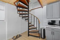 Zen & Modern beachfront home on Vashon- grill/pet/family/wifi/games/beach/seals