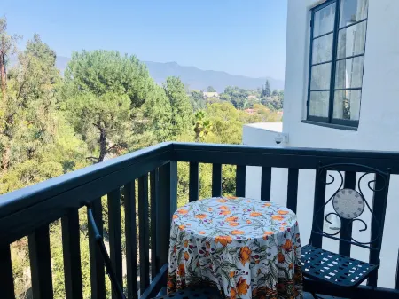 Amazing Apartment attached to historic home in Pasadena!