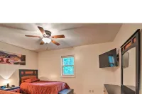 Luxury lakefront apartment - and a pool! Pool open Memorial Day - Labor Day.