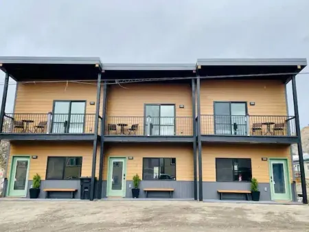 Cozy Wolf Lodge — Unit 3 Отели в г. Гардинер