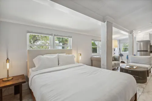 Charming Studio Apt E / Steps to Beach & Dining