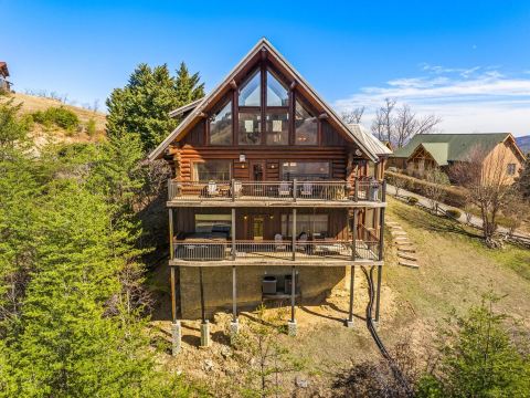 Breath Taking Views with Pool and Hot Tub close to all attractions.